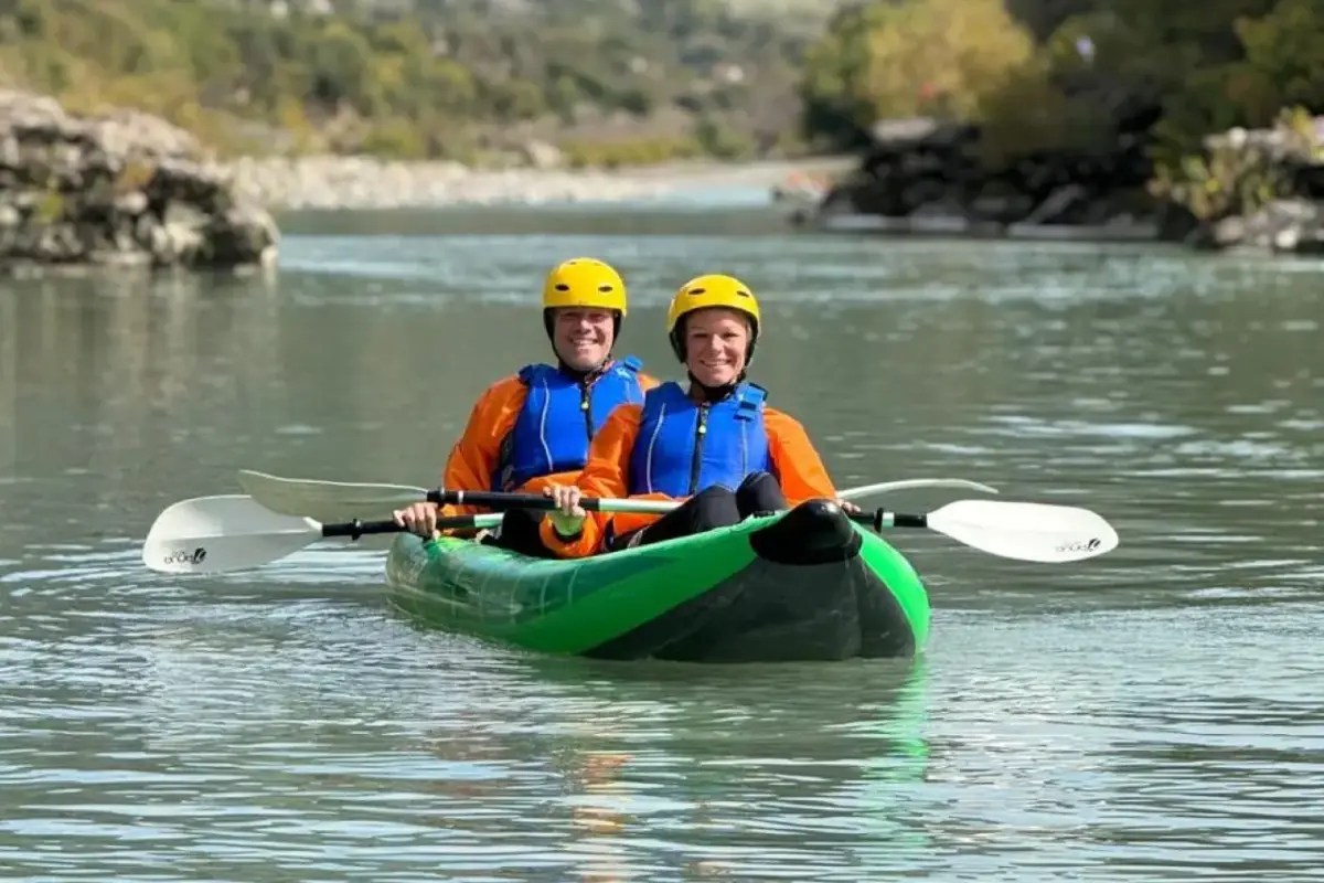 Fotos von der Vjosa 18 Two-person kayak on the Vjosa River with the Përmet mountains behind