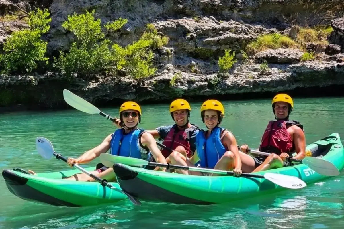 Fotos von der Vjosa 17 Four kayakers in two tandem kayaks on the Vjosa, alongside the rafting departure