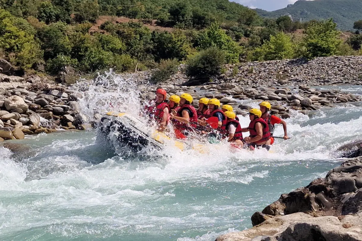 Fotos von der Vjosa 14 Raft crew dropping into a rapid on the Vjosa River, southern Albania