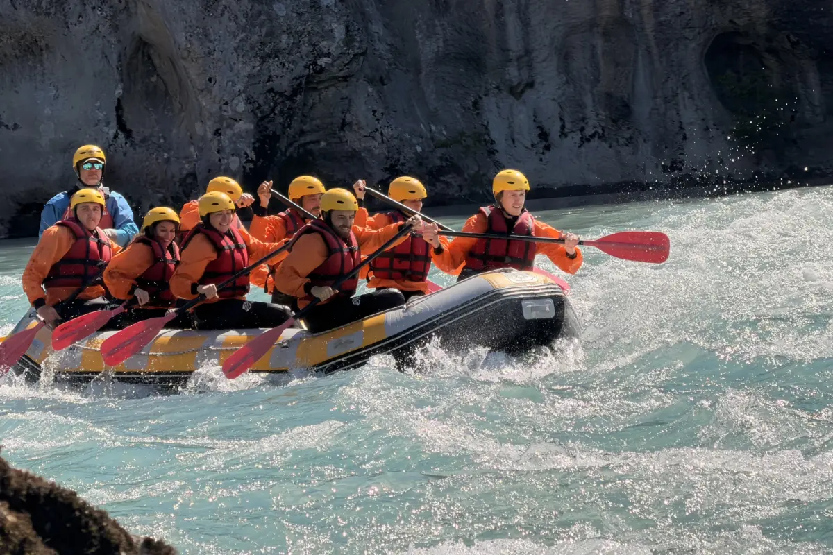 Fotos von der Vjosa 3 Rafters bracing through white water in the Vjosa gorge near Përmet