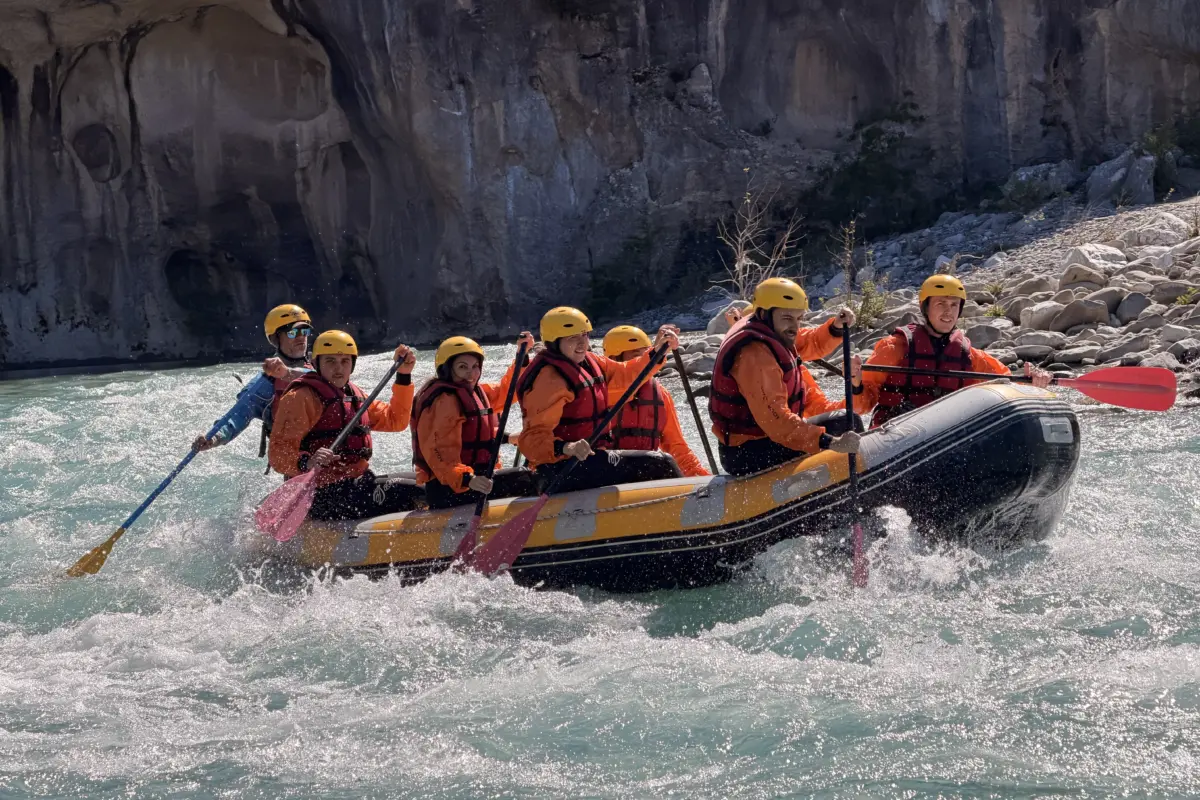 Fotos von der Vjosa 1 Raft crew paddling into a wave on the Vjosa River in Përmet, Albania