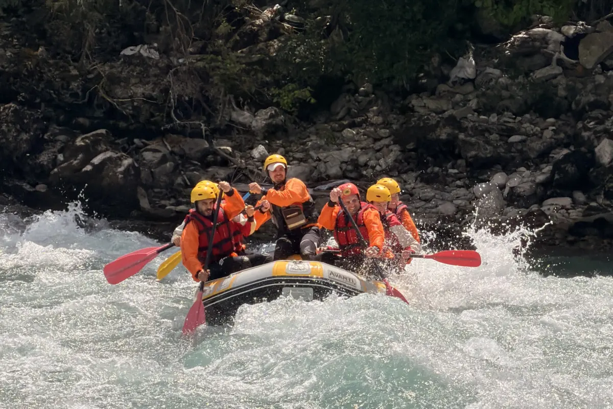 Fotos von der Vjosa 8 Raft in a rapid on the Vjosa River between limestone banks, Përmet