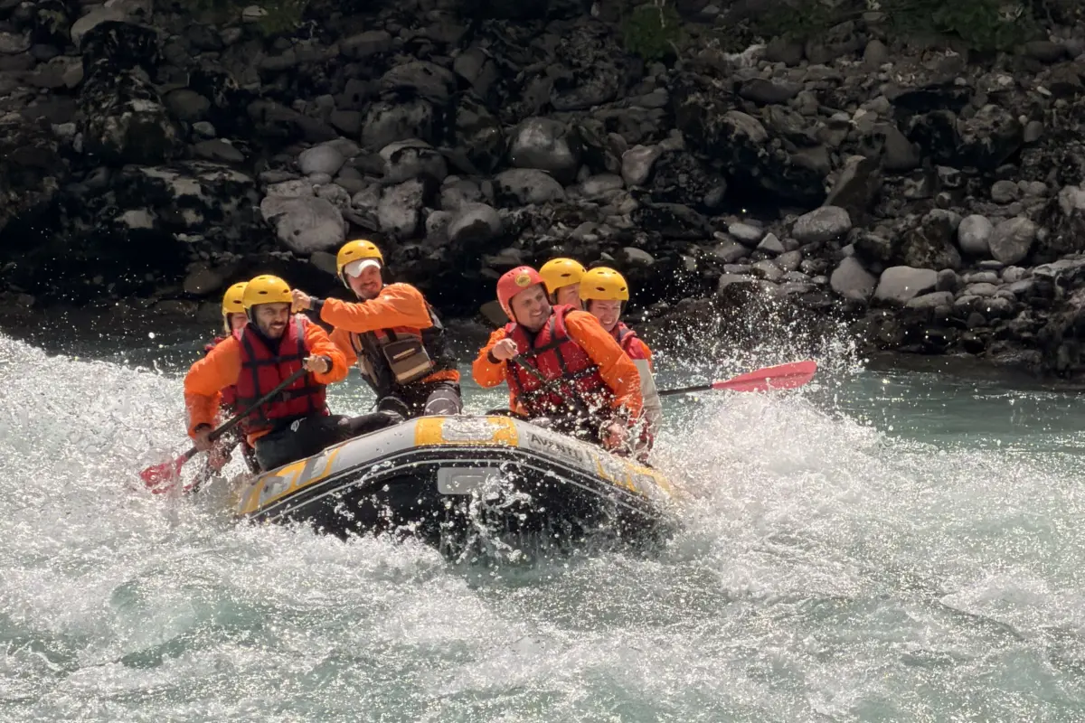 Fotos von der Vjosa 5 Raft crew dropping into a rapid on the Vjosa River, southern Albania