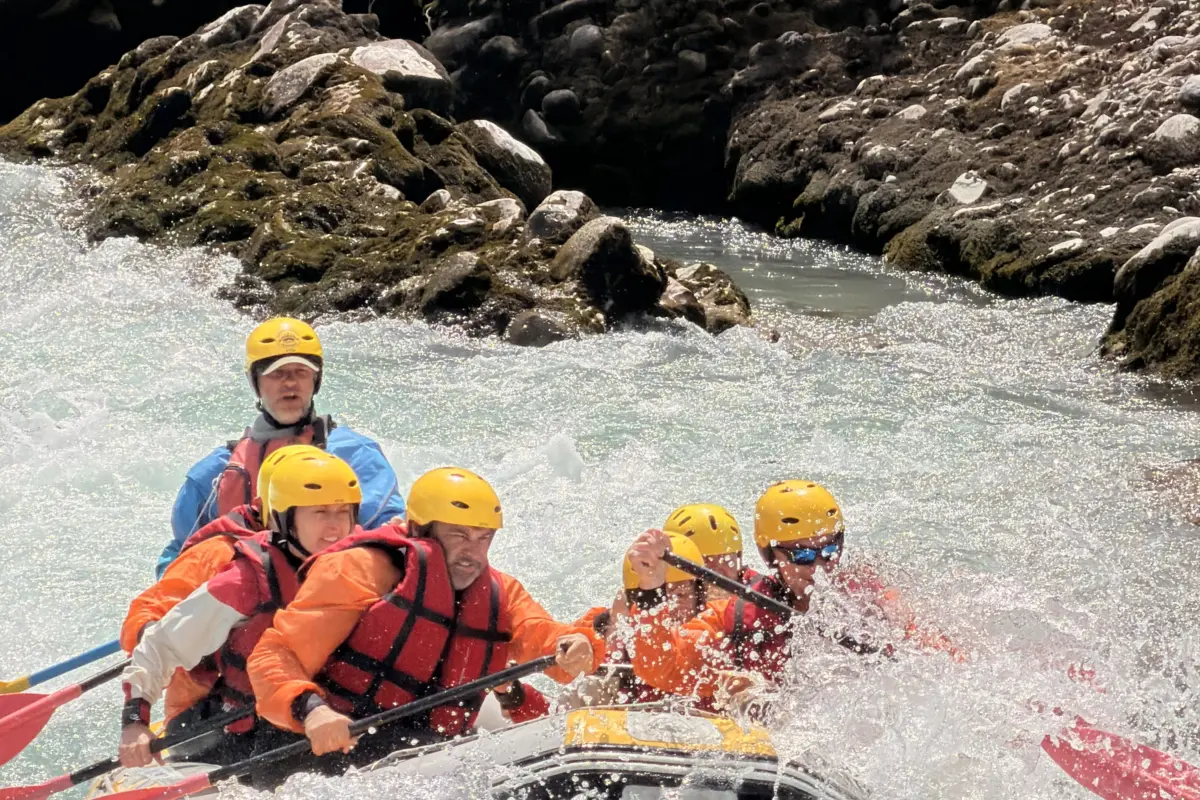 Fotos von der Vjosa 6 Raft entering a Class III rapid on the Vjosa River near Përmet