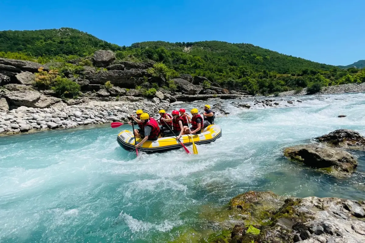 Fotos von der Vjosa 12 Raft in a rapid on the Vjosa River between limestone banks, Përmet