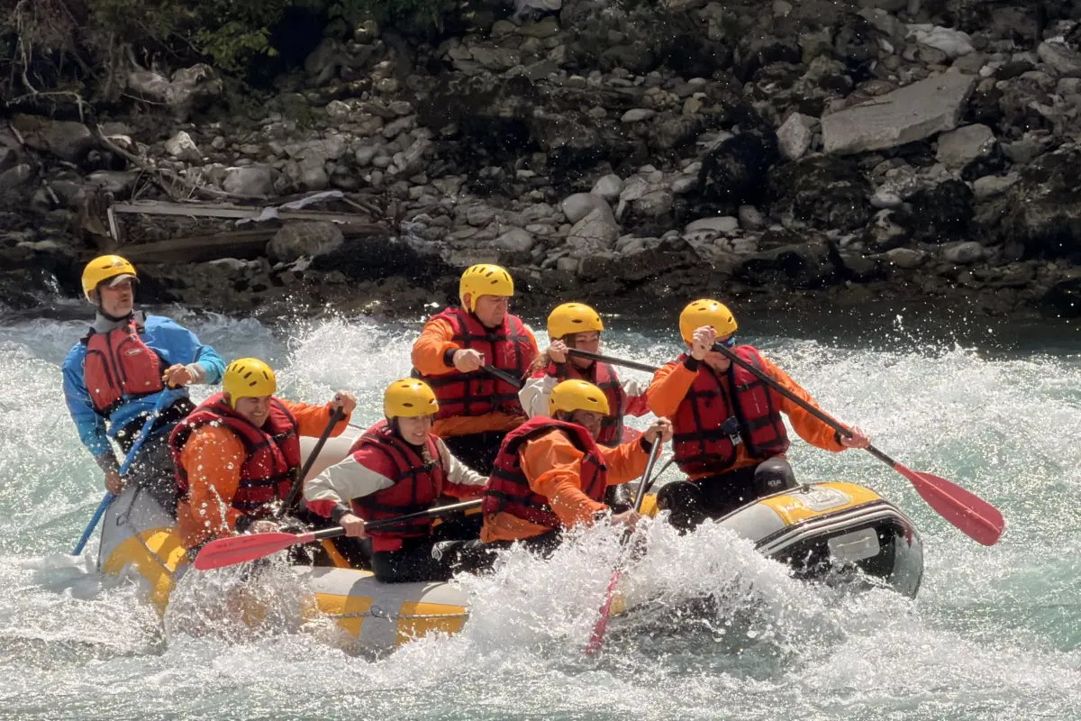 Fotos von der Vjosa 7 Rafting group holding paddles up after a rapid on the Vjosa